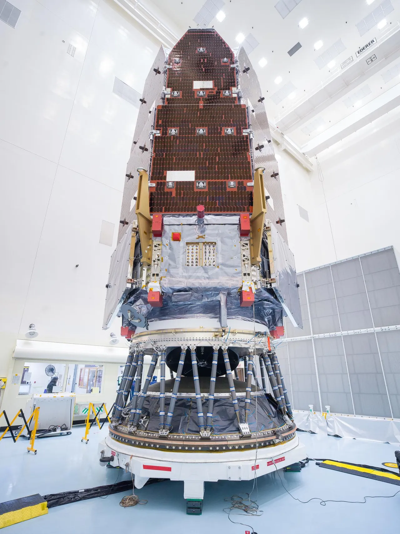El telescopio espacial Nancy Grace Roman en los preparativos finales de lanzamiento en el Centro Espacial Kennedy