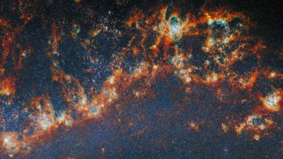 Imagen de Webb de regiones de formación estelar en la galaxia M51, donde el programa FEAST estudió miles de cúmulos estelares jóvenes.