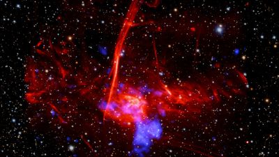 Imagen compuesta de Sagitario C cerca del centro de la Vía Láctea: rayos X de Chandra y XMM-Newton (azul), datos de radio de MeerKAT (rojo) y óptico de Pan-STARRS, donde podría residir un remanente de supernova.