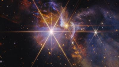 Imagen NIRCam del Webb del sistema joven FS Tau en Tauro, que muestra chorros de protoestrellas y salidas infrarrojas en la nebulosa polvorienta.