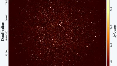 Imagen de radio del cielo observada con el radiotelescopio MeerKAT, donde los puntos brillantes son galaxias emisoras de radio y otras fuentes compactas mucho más intensas que la tenue señal de hidrógeno de 21 cm medida por el equipo.