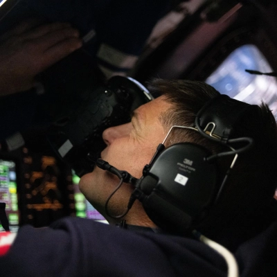 art002e009292 (April 6, 2026) – CSA (Canadian Space Agency) astronaut and Artemis II Mission Specialist Jeremy Hansen is seen taking...