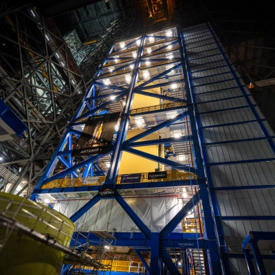 Technicians at NASA’s Kennedy Space Center in Florida complete operations of lifting and lowering the agency’s Artemis III SLS (Space...