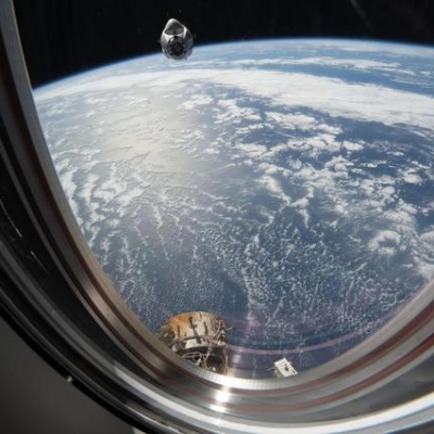 A SpaceX Dragon cargo spacecraft approaches the International Space Station